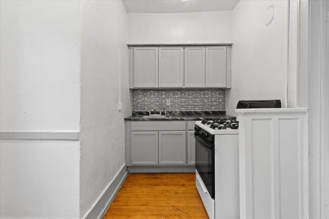 Photo - 2215 Lansing St