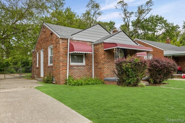 Photo - 18697 Sunderland Rd