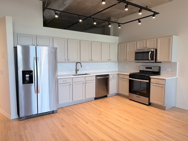 Building Photo - 1000 W Adams St Unit 615