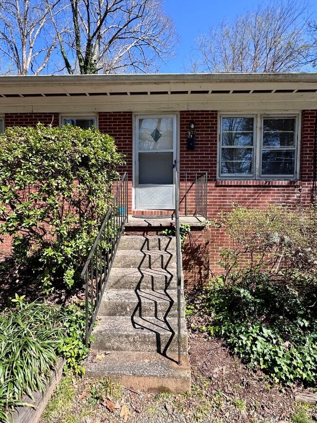 Photo - 907 Dawes St