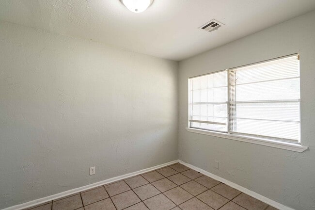 Photo - 3 Bedroom, 1 Bath Home!