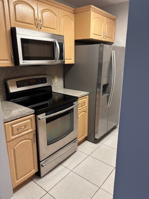 Stainless Steel finished Oven/Stove, Microwave Refrigerator with convenient Ice/Water Dispenser - 850 SW 133rd Ter Unit 116