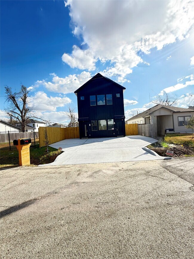 Building Photo - 7948 Betty Boop St