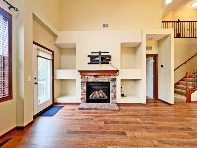 Photo - Spectacular SPACIOUS 3 Bedroom Plus Giant ...