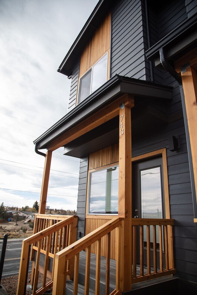 Photo - Welcome to Sun Drive Townhomes! Unidad 737