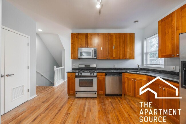 2320 W Adams St