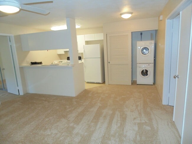 Building Photo - 2/2/2 in Salt Lake with PV Solar Panels! Rental
