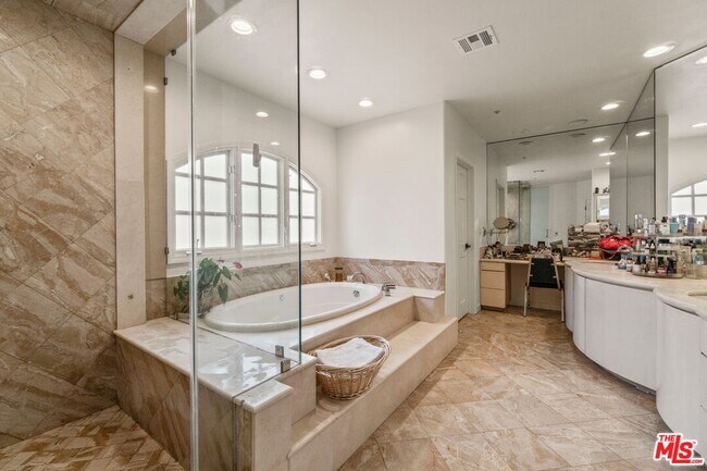 236 S La Peer Dr
