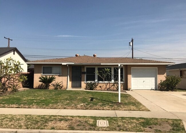 Lovely 3 Bedroom 1 Bath House with Garage - Lovely 3 Bedroom 1 Bath House with Garage
