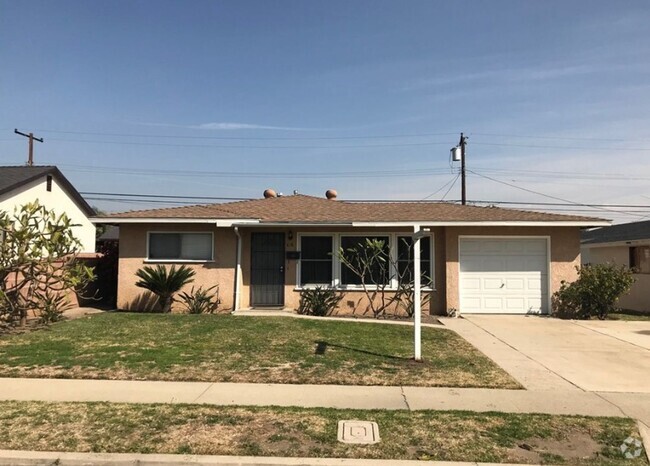Building Photo - Lovely 3 Bedroom 1 Bath House with Garage