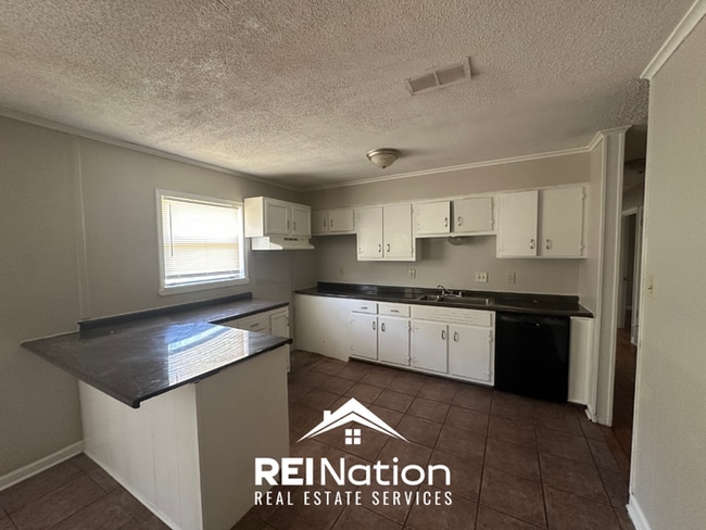 Move-In Ready 4 Bedroom Rental in 38134 - Hardwood Floors & Open Kitchen