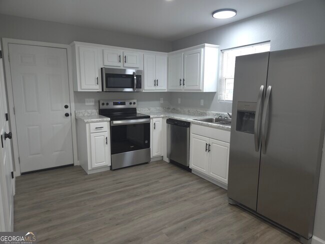 Photo - 401 E 7th St