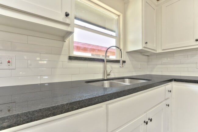Photo - 701 W Chavez St