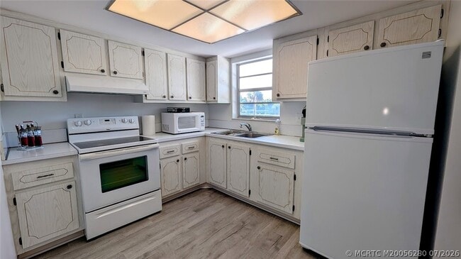 Building Photo - 2950 SE Ocean Blvd Unit 136-6