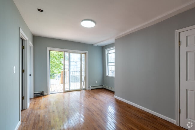 3BR, 1BA - 1,000SF