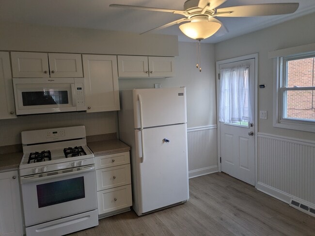 Photo - 796 Adele St