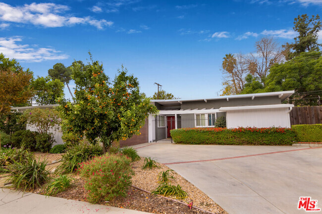 Building Photo - 7747 Hesperia Ave Rental