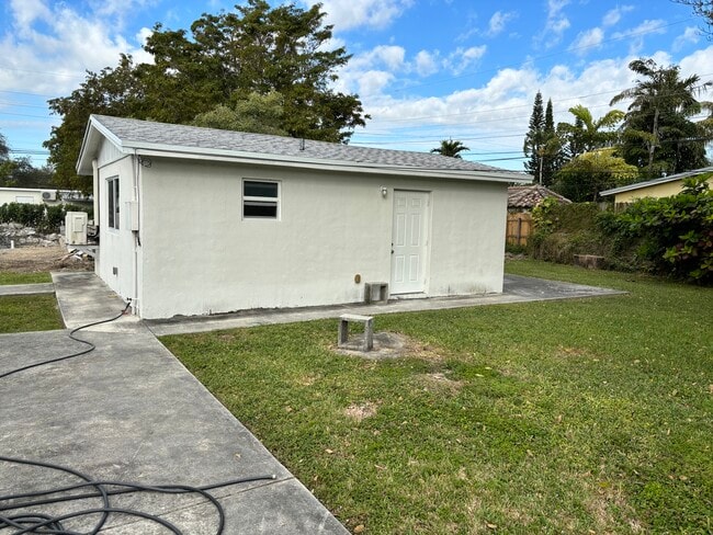 Building Photo - 6700 SW 40th St Unit South Miami 1/1