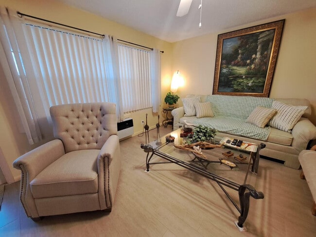 Building Photo - 336 Oakridge S Unit 336