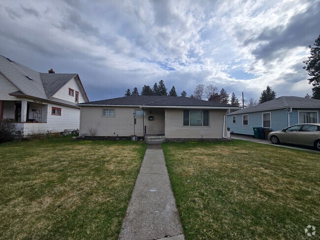 Building Photo - 4BR/2BA Single Family House + Fenced back ...