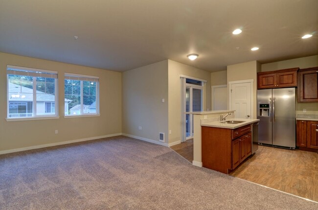 Building Photo - 3 Bed Unit C