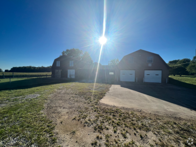 Building Photo - 1960 Roundtop Rd Rental