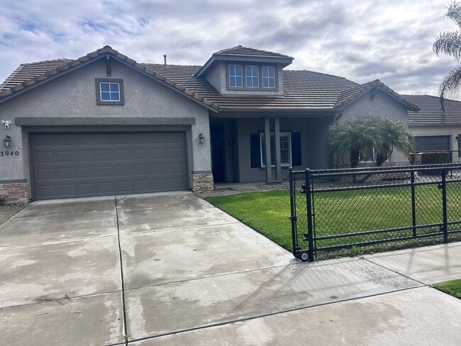 Building Photo - 3 bed 2 bath - South Visalia!