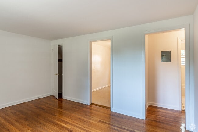Living Room - 4 Rm, 2 Bd, 1 Ba - 700SF - Garfield Park Apartments