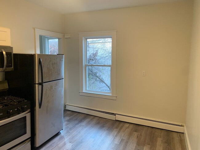 Building Photo - 38 Summer St Unit 10