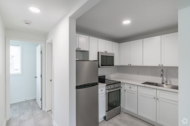 1BR, 1BA - 700SF - Kitchen - 211 Summer St