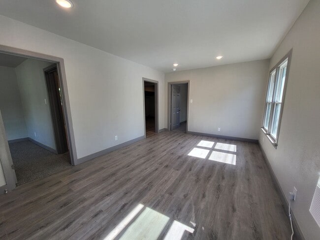 Building Photo - Completely Remodeled and Ready for Move-In Rental