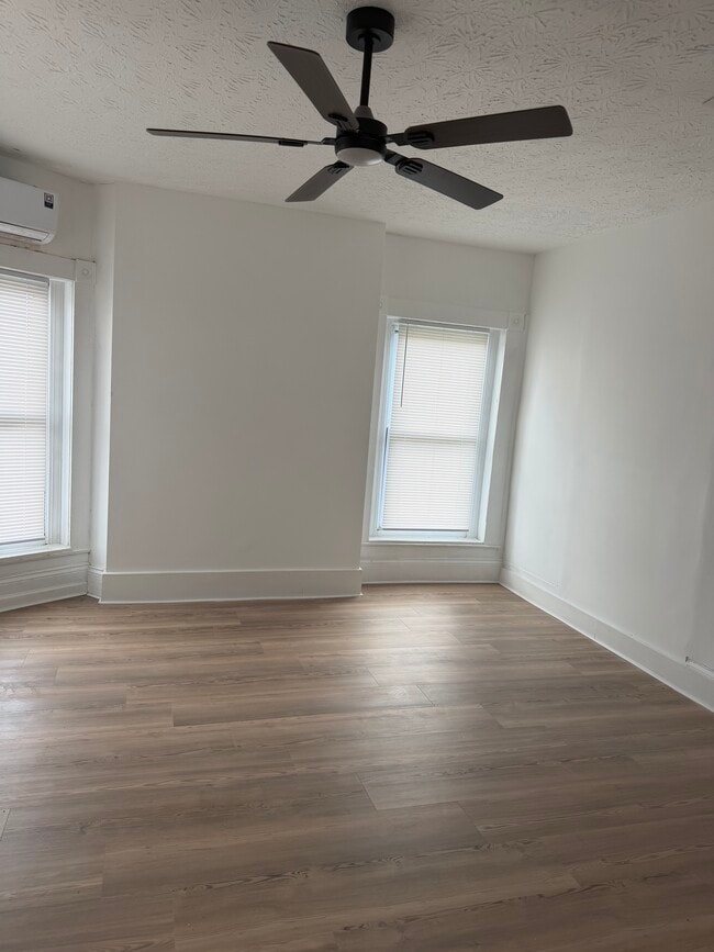 Building Photo - 124 W College St Unit 1