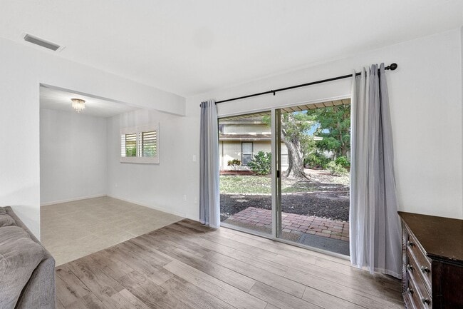 Photo - 4280 Island Cir