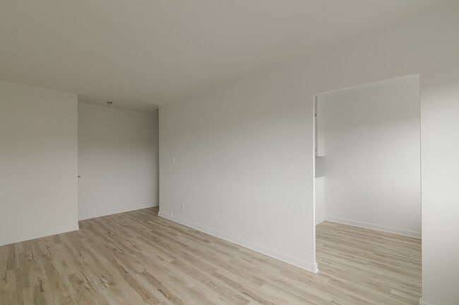Photo - 809 Av. Bloomfield Unit 201