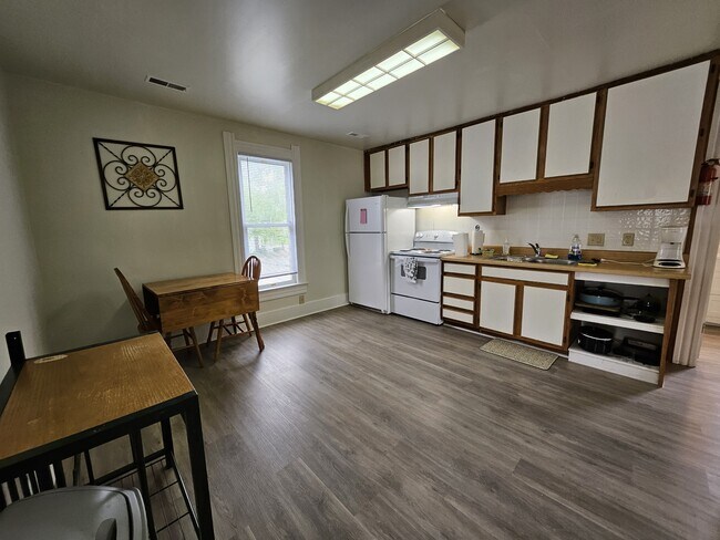 Photo - 420 E 14th St