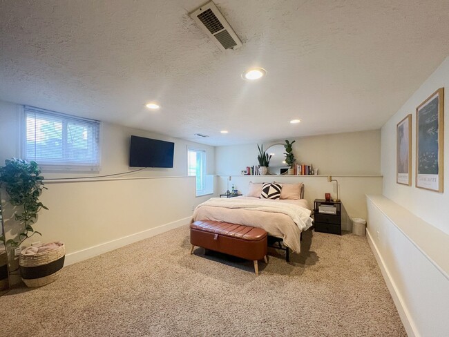 Charming & Cozy 2-Bed, 1-Bath Basement Apa... - Charming & Cozy 2-Bed, 1-Bath Basement Apa... Apartment Unit Basement