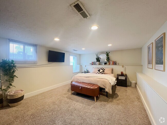 Building Photo - Charming & Cozy 2-Bed, 1-Bath Basement Apa... Unit Basement Rental