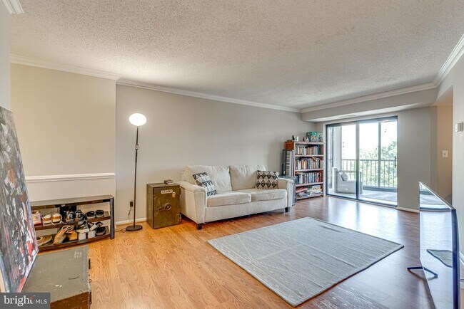 Photo - 5904 Mt Eagle Dr Unidad 903
