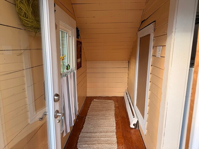Entryway Mud Room - 20 Collins Rd Unit 20