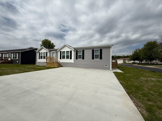 Building Photo - Spacious Pet-Friendly 3BR Home in Secure Belleville Neighborhood – Only $950/Month!