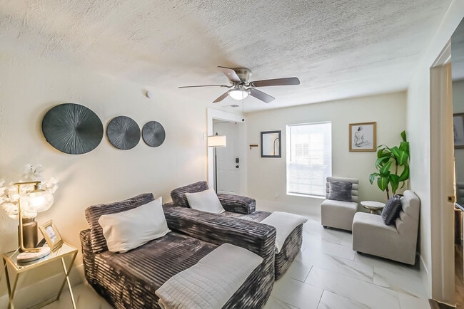 Building Photo - 1327 W 21st St Unit ID1316409P