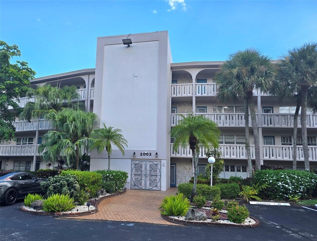Building Photo - 2002 Granada Dr Unit K3