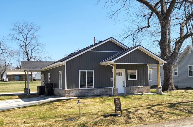 Building Photo - 722 S Griffith Ave