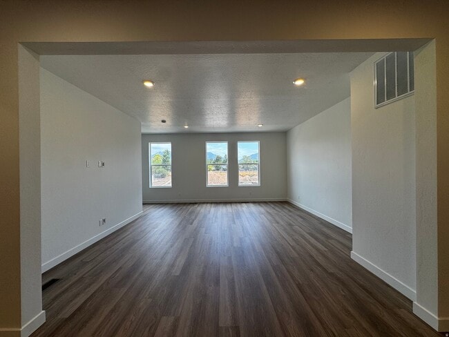 1562 N 1875 W
