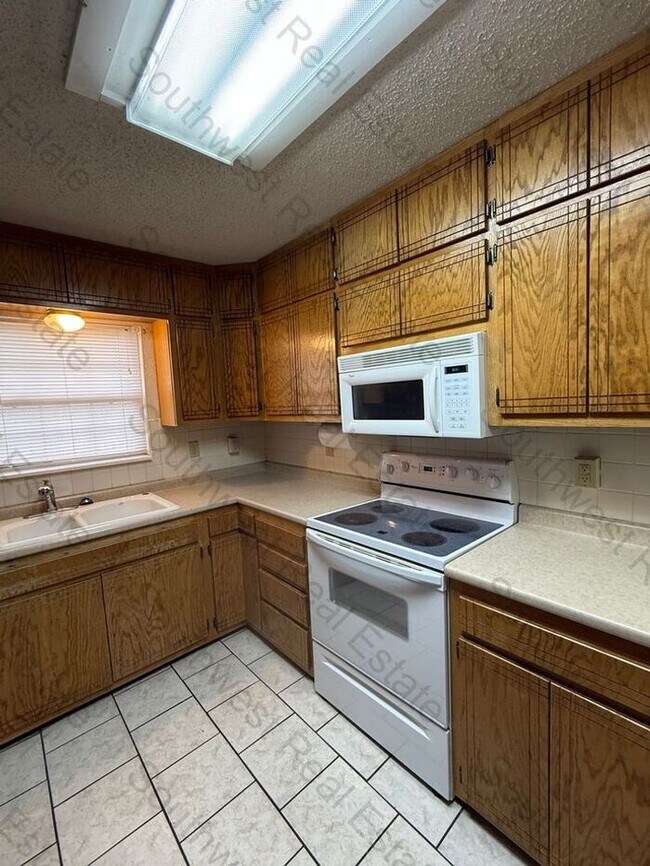 Photo - Spacious 3 bedrooms 2 bath family home