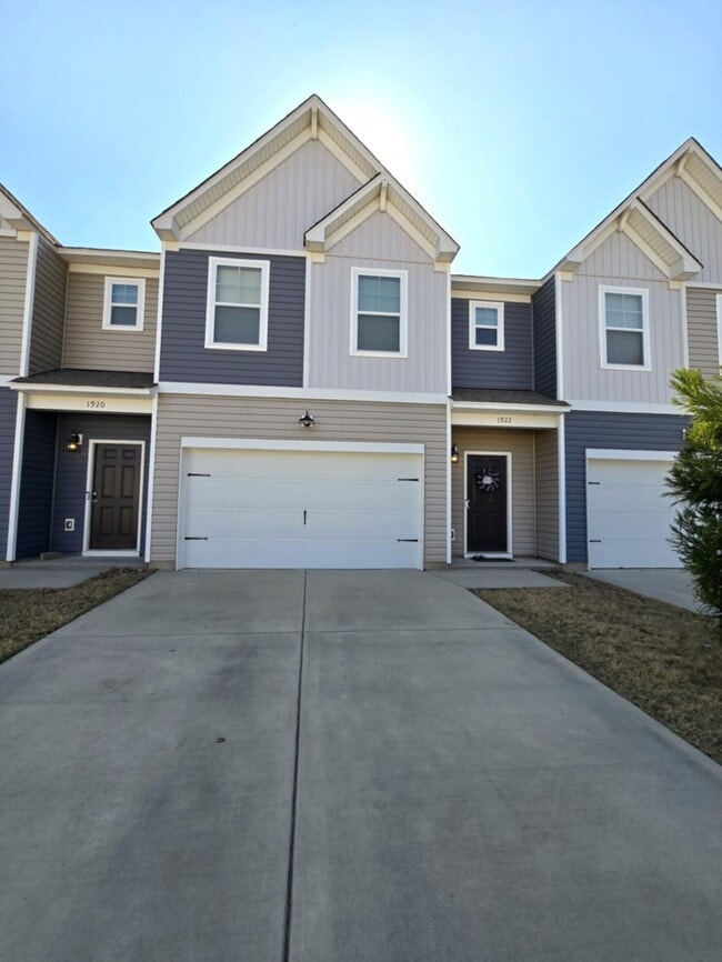 Building Photo - 1922 Flagpole Dr