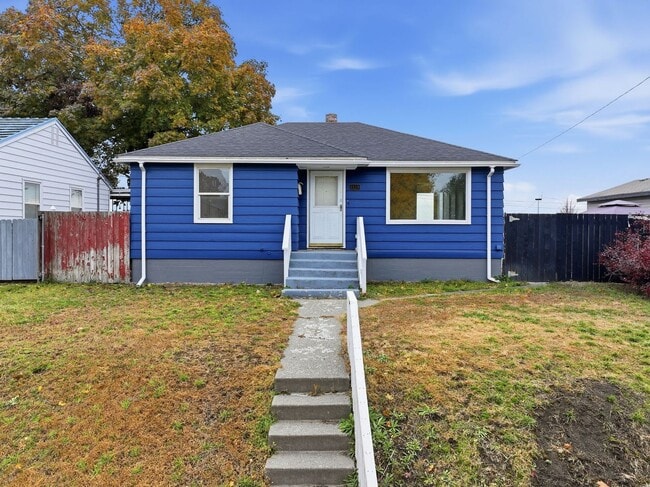 Building Photo - Charming 4 Bed, 2 Bath w/ Garage! *SPECIAL...