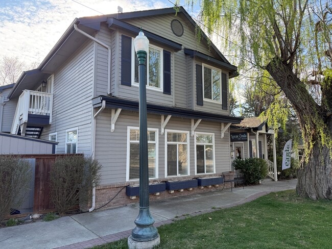 Building Photo - 148 N 2nd St Unit A