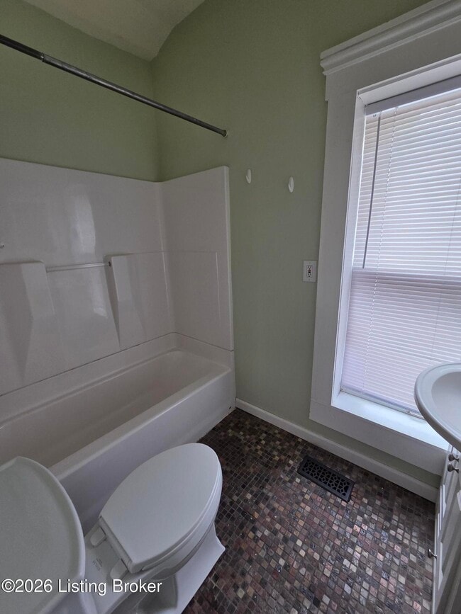 Photo - 122 E Oak St Unit APT 2