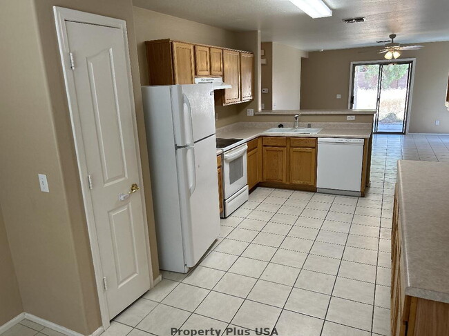 "Charming 3-Bed Oasis with 2 Baths in Maricopa – Cozy 1,276 Sq Ft Haven!"